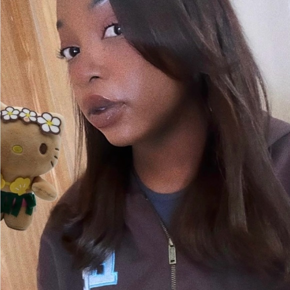 Meet your Posher, Stephanie - Picture 3 of 3